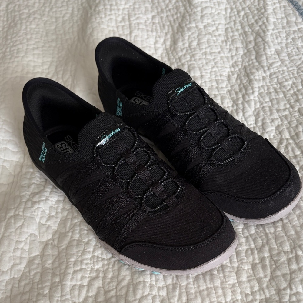 NWOT Skechers Slip-ins Size 9